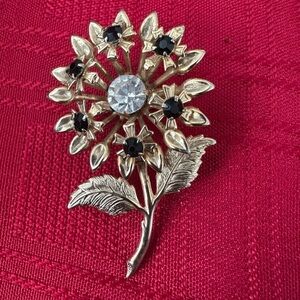 Beautiful gold toned brooch